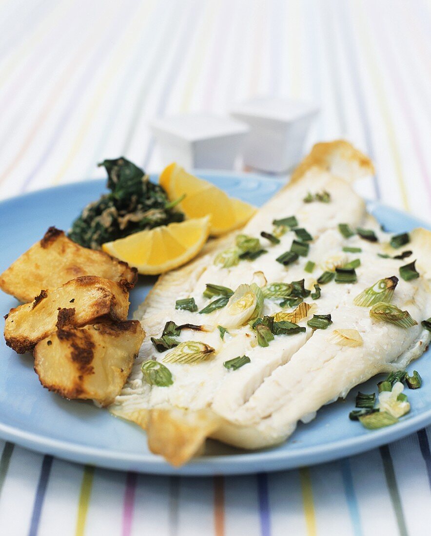 Plaice fillet with potatoes, spinach and mushrooms