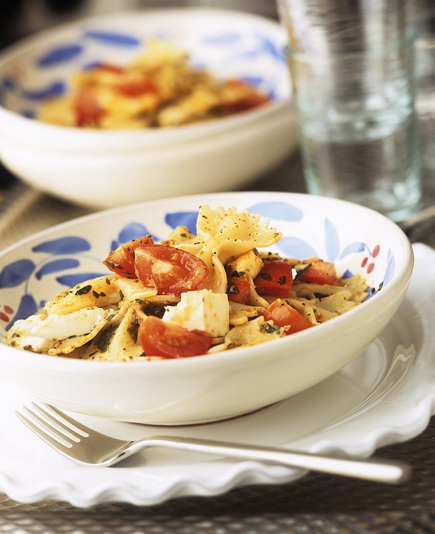 Farfalle mit Kirschtomaten und fettarmem Mozzarella