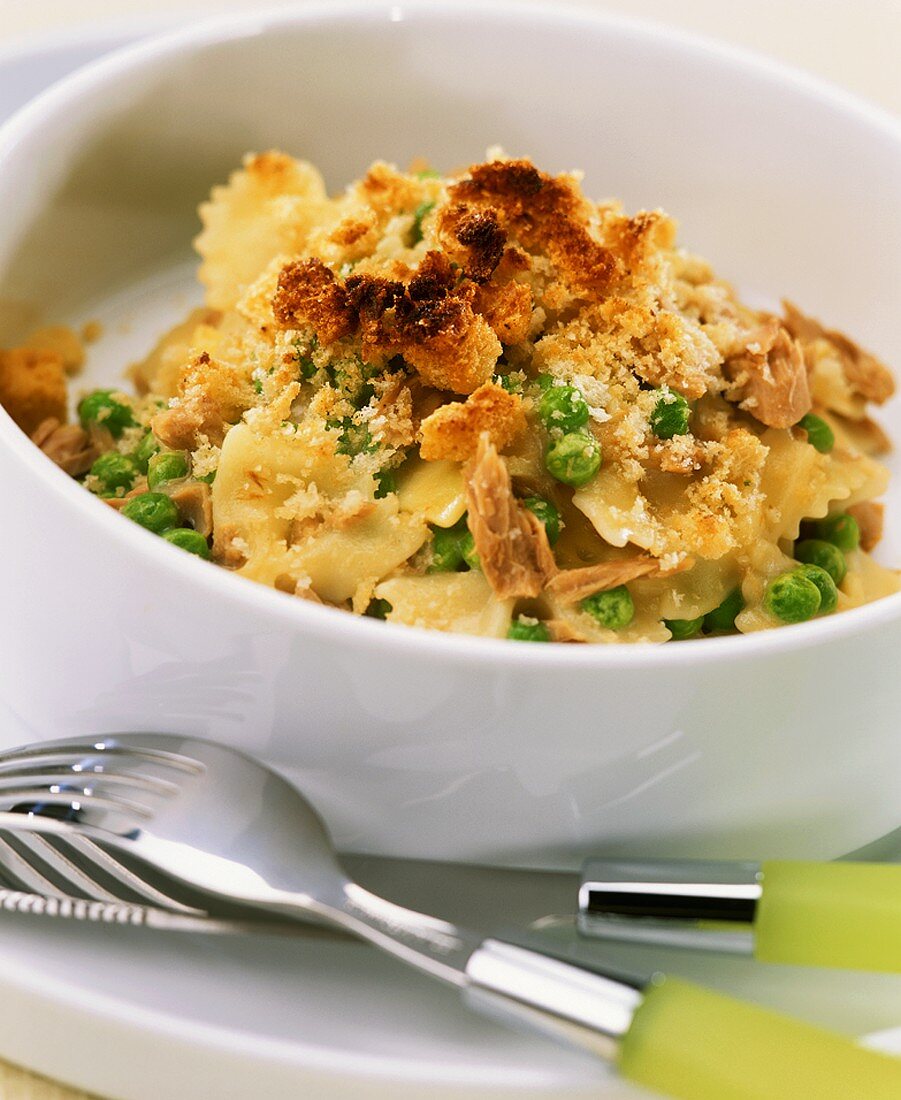 Nudeln mit Thunfisch, Erbsen und Bröseln