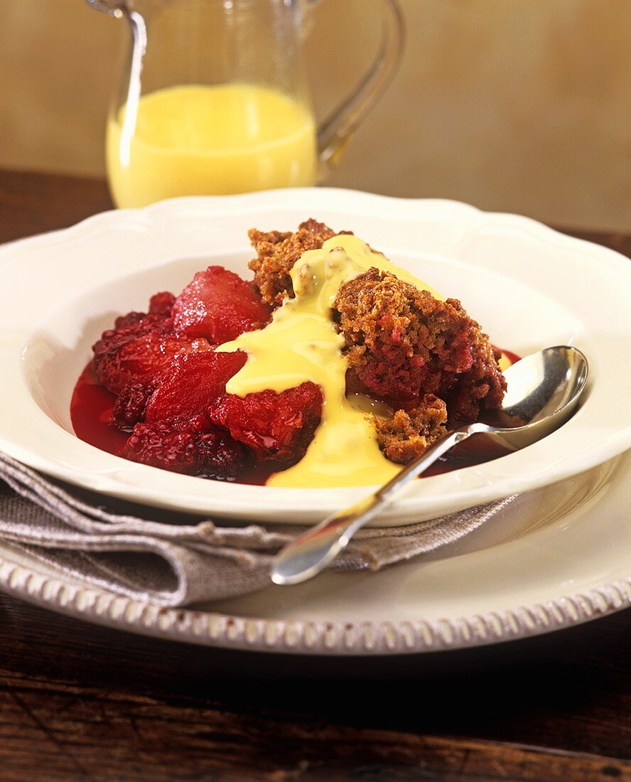 Brombeer-Apfel-Crumble mit fettarmer Vanillesauce