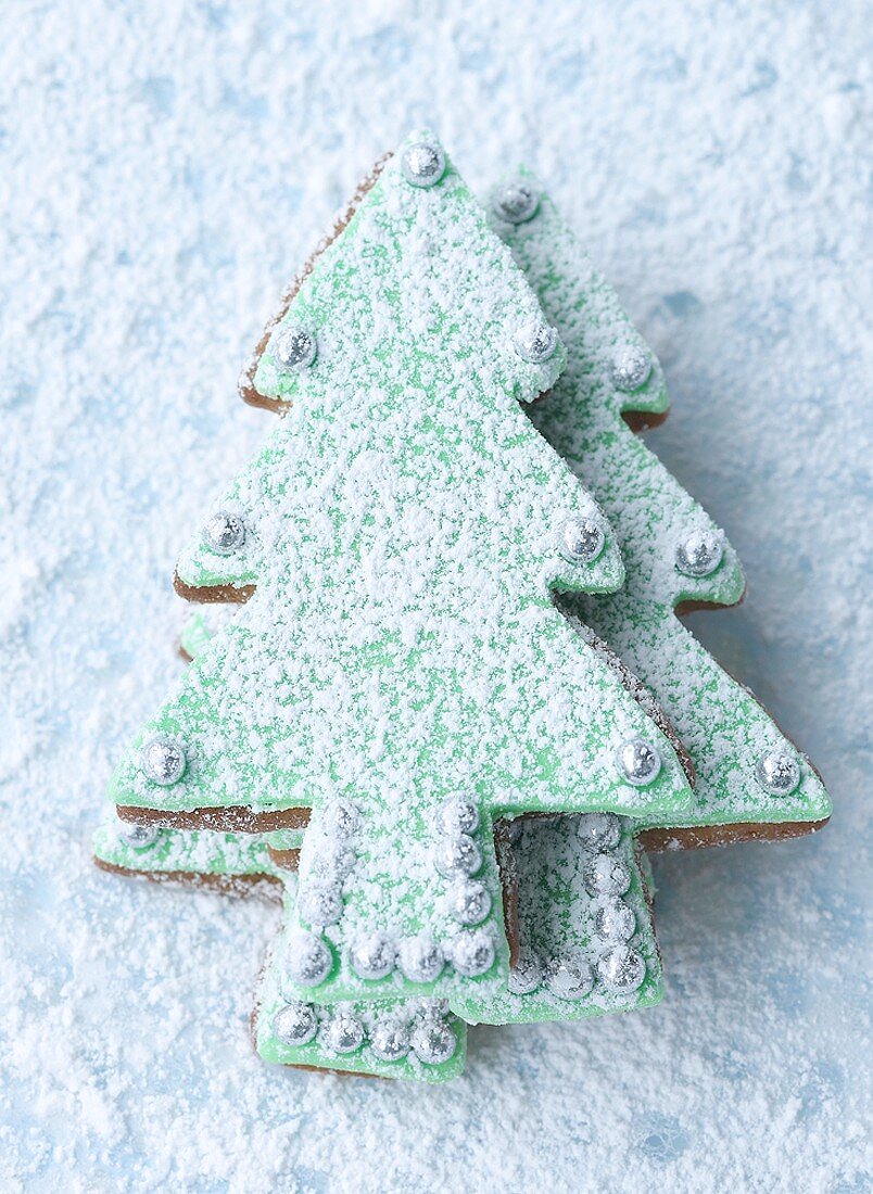 Tannenbaumplätzchen im Puderzuckerschnee