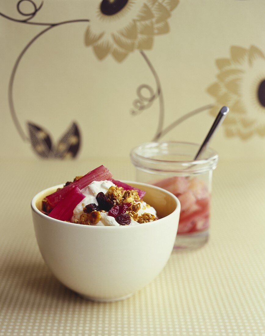 Zimt-Nuss-Müsli mit Joghurt und Rhabarberkompott