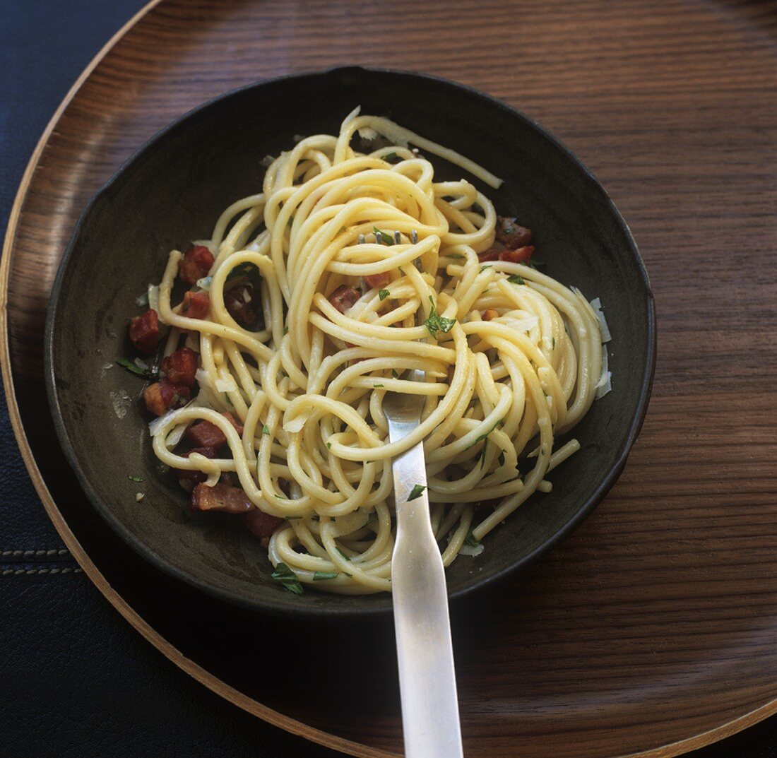 Spaghetti mit Pancetta, Petersilie und Knoblauchöl