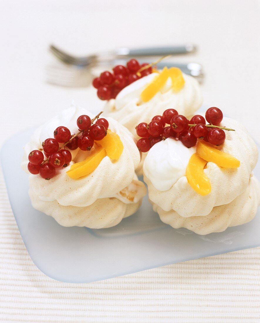 Meringues with apricots and redcurrants