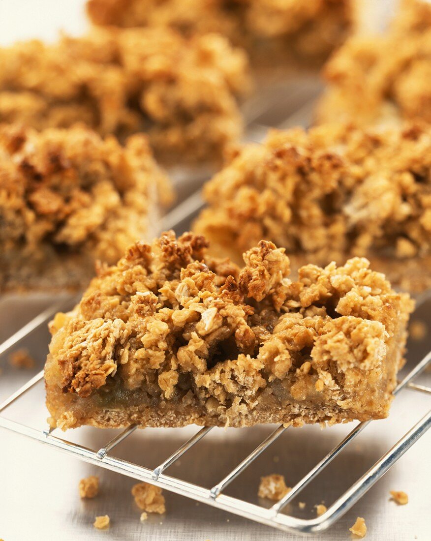 Apple crumble bars (Apfel-Haferflocken-Kuchen)