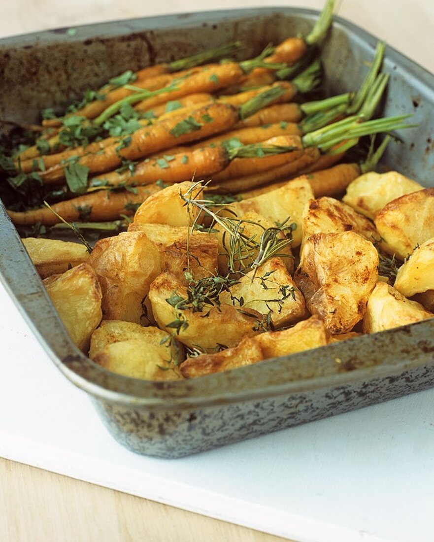 Ofengemüse: Gebackene Kartoffeln und Karotten mit Kräutern