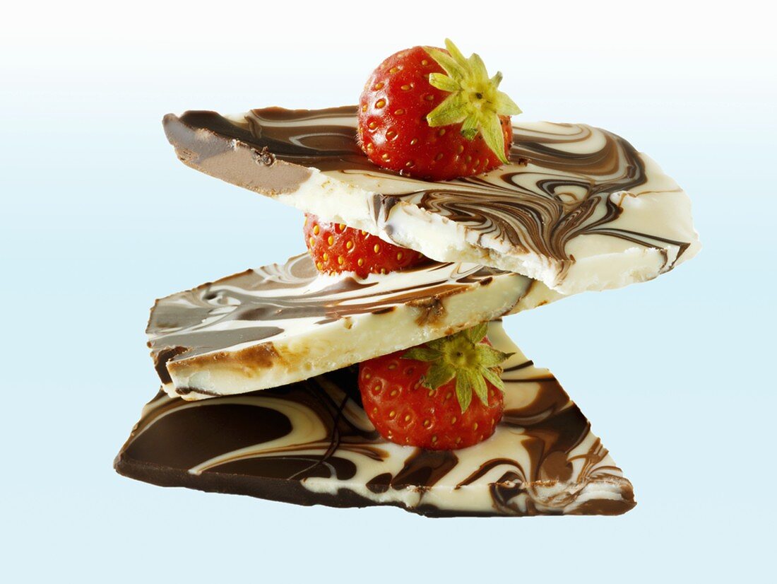 Marbled chocolate with fresh strawberries