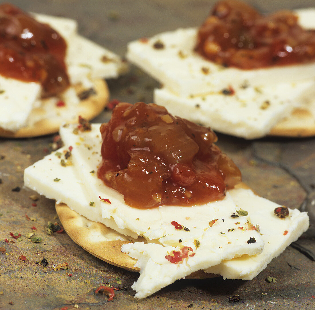 Wensleydale-Käse mit Tomaten-Zwiebel-Chutney auf Kräcker