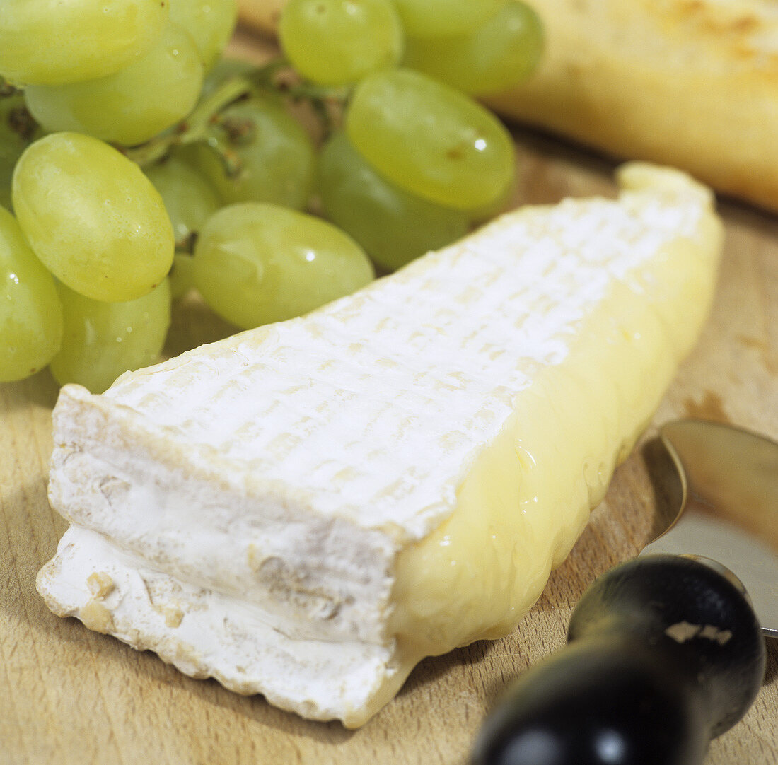 Brie de Meaux (französischer Weichkäse) mit Weintrauben