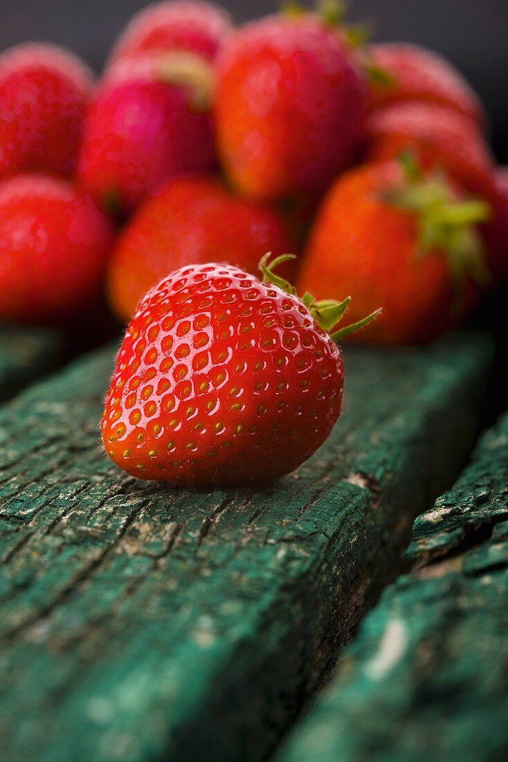 Frische Erdbeeren auf Holzuntergrund