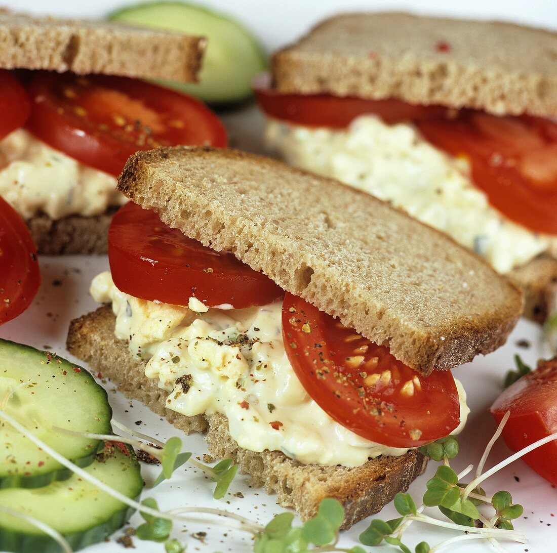 Sandwich mit Rührei, Mayonnaise und Tomaten