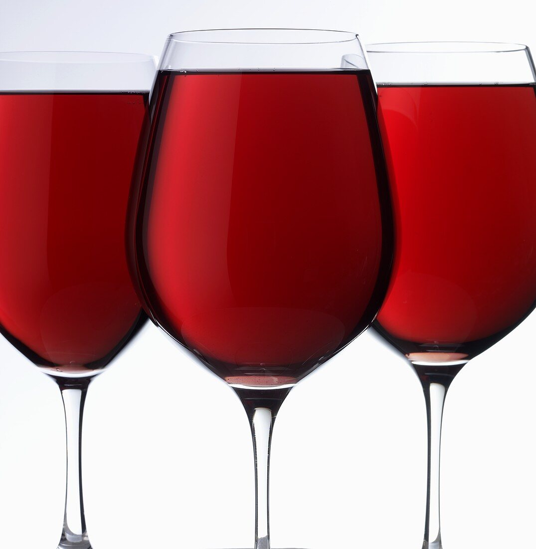 Rotwein in drei Gläsern