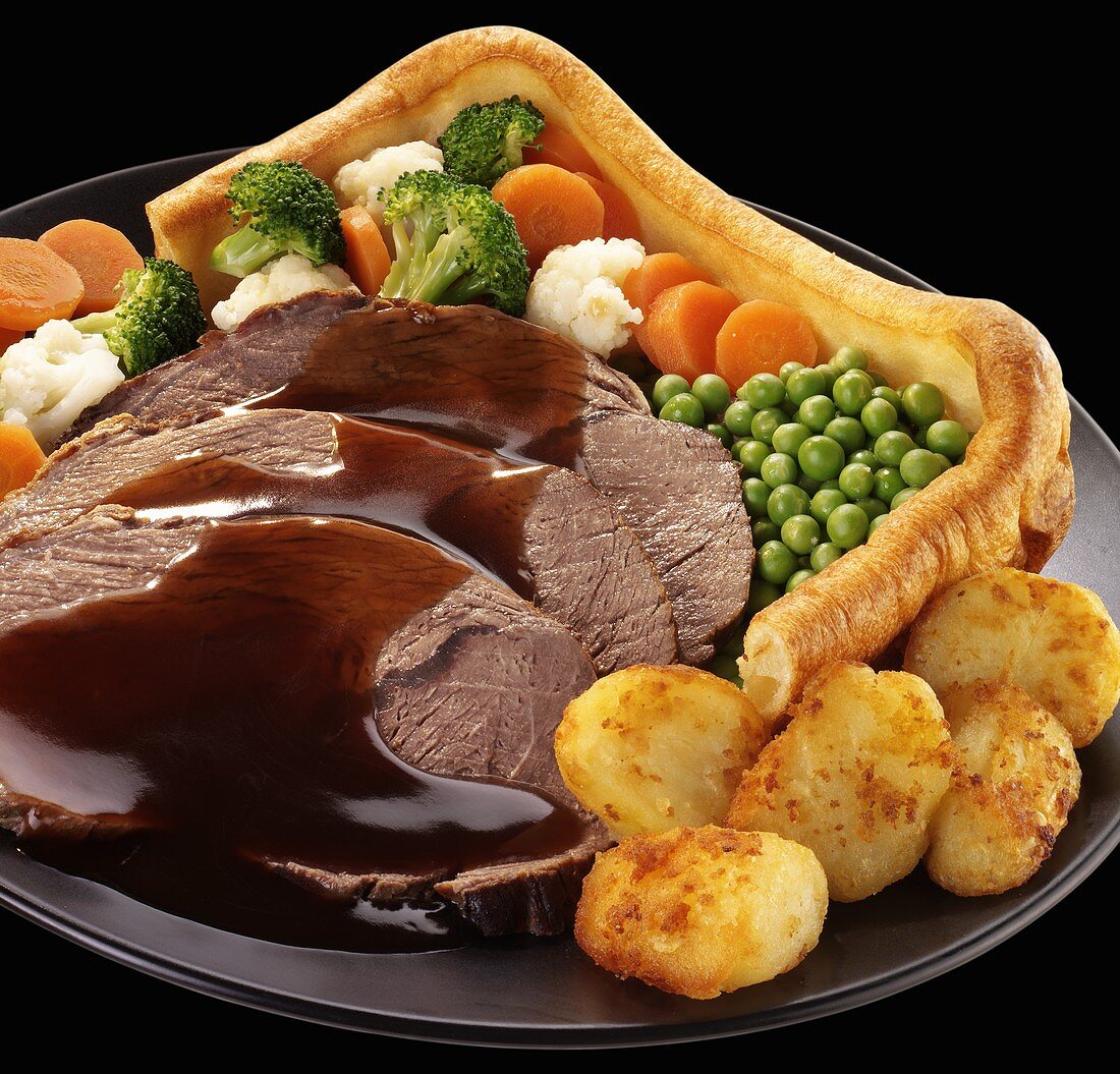 Yorkshire Pudding mit Roastbeef, Sauce und Gemüse