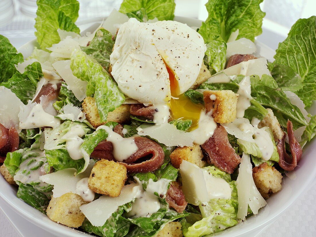 Caesars Salad mit Anchovis und Ei