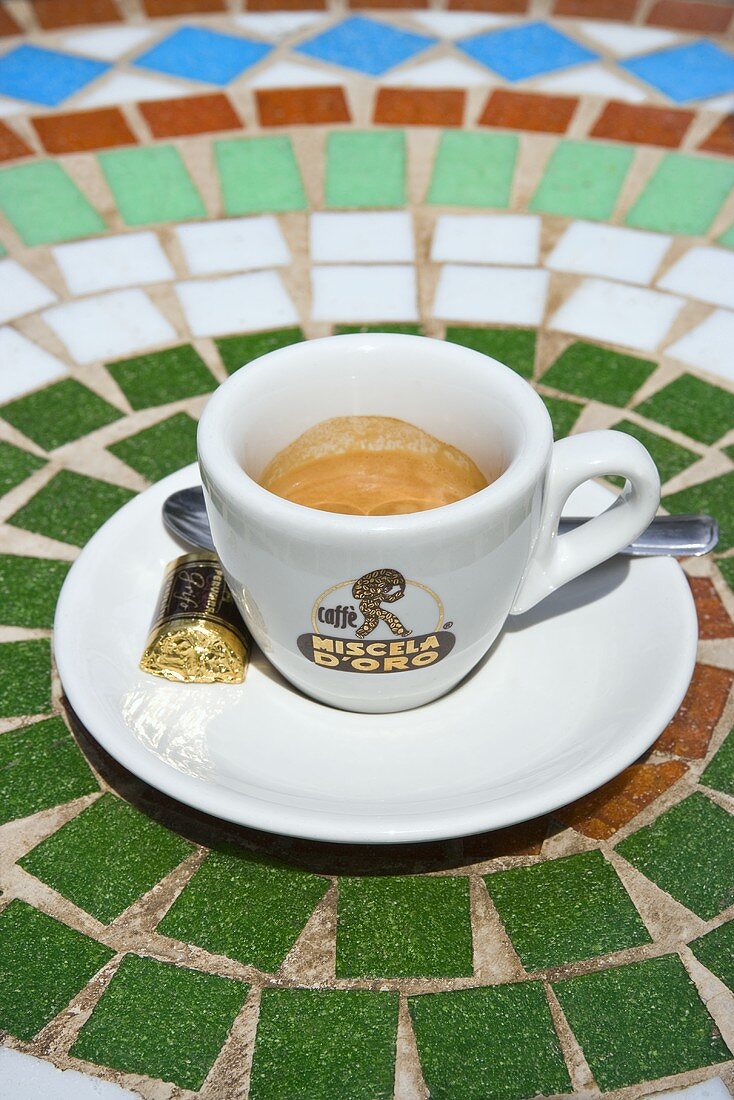 Eine Tassee Espresso auf Mosaiktisch