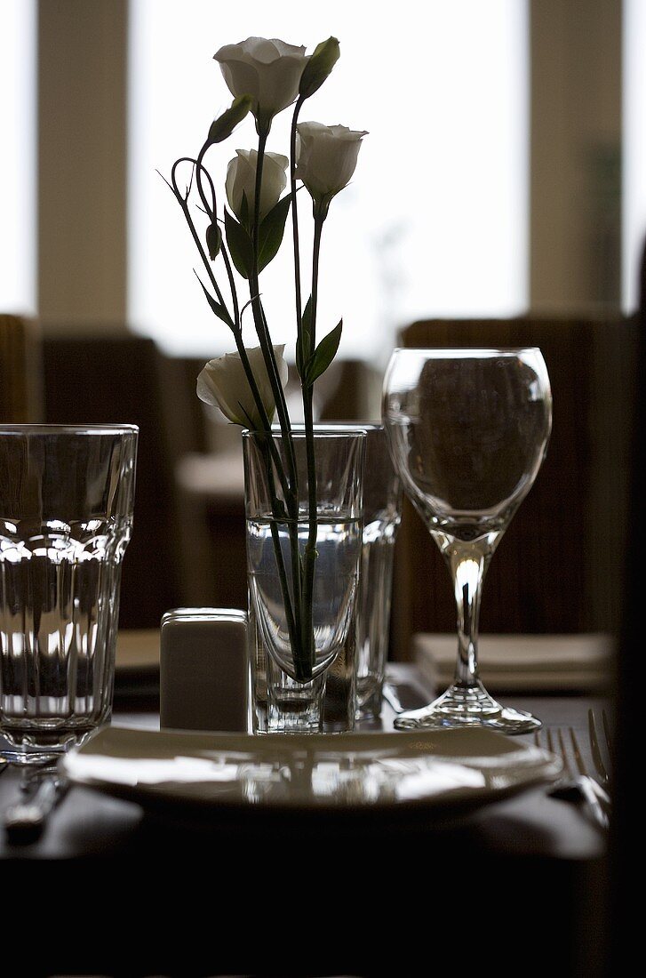 Gedeckter Tisch mit Rosen im Restaurant