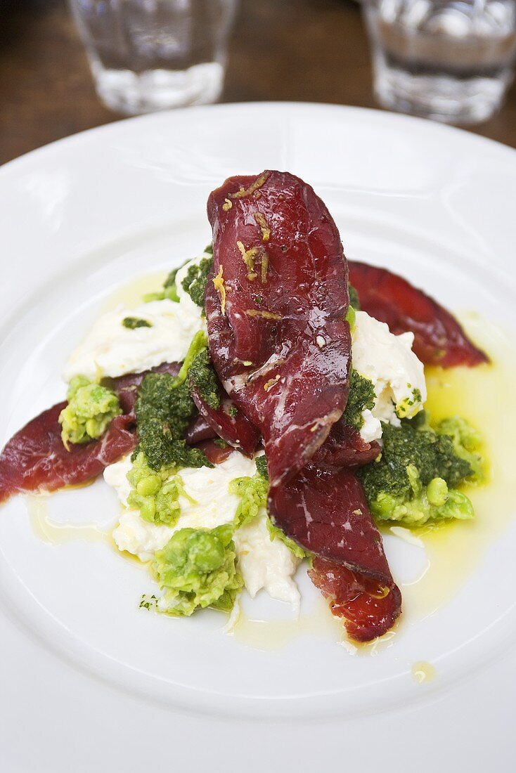 Bresaola con la burrata (Bresaola with soft cheese and peas)