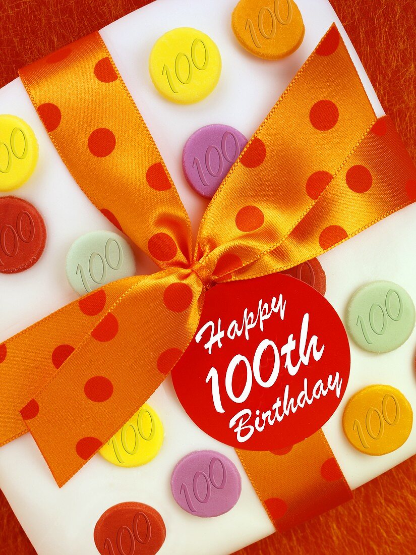 Kuchen mit Schleife zum 100. Geburtstag