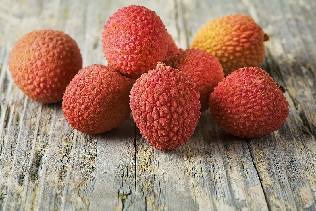 Lychees auf Holzuntergrund