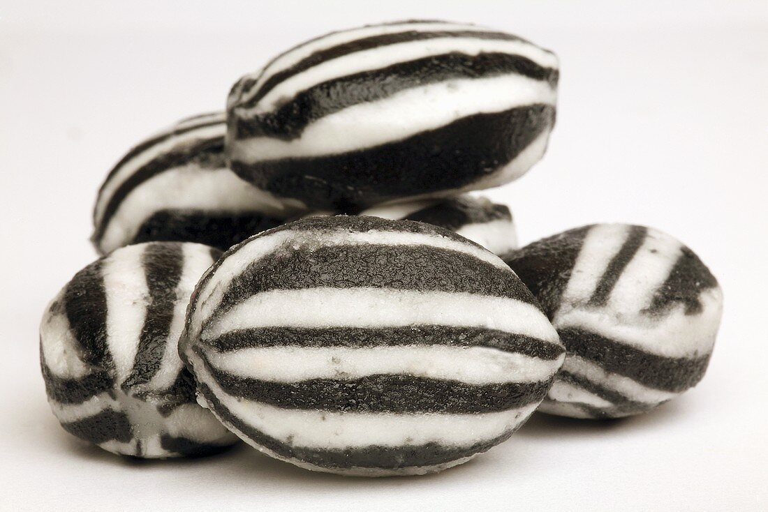Mehrere schwarz-weiß gestreifte Bonbons