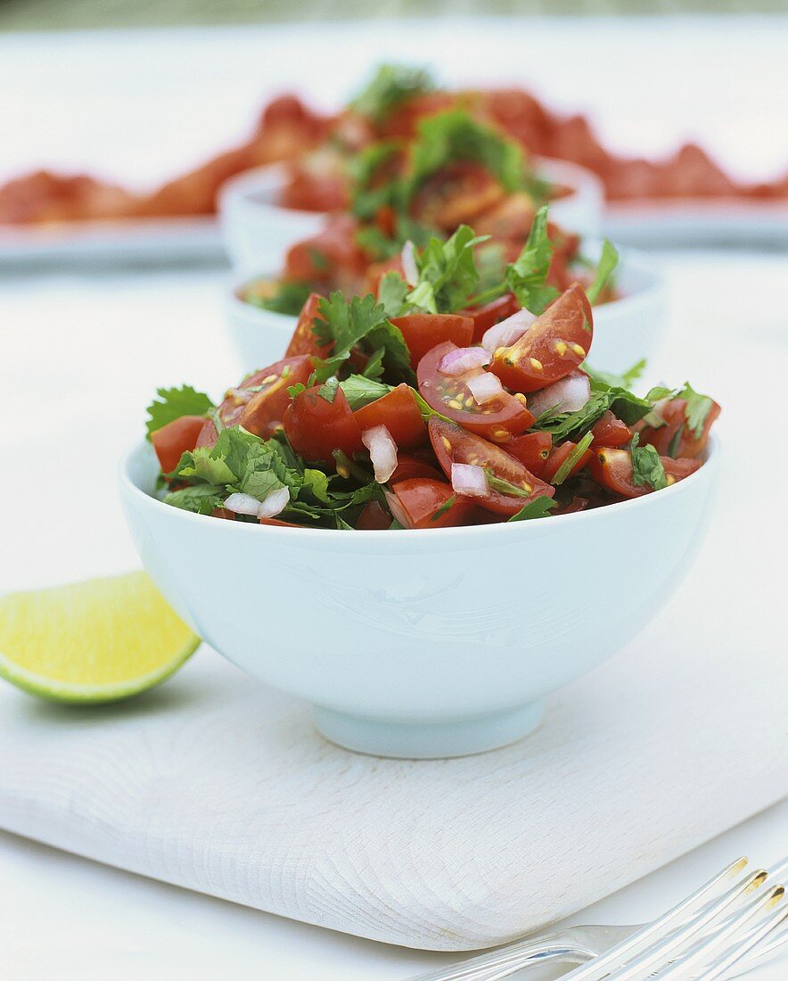 Tomatensalat mit Petersilie – Bilder kaufen – 403116 StockFood