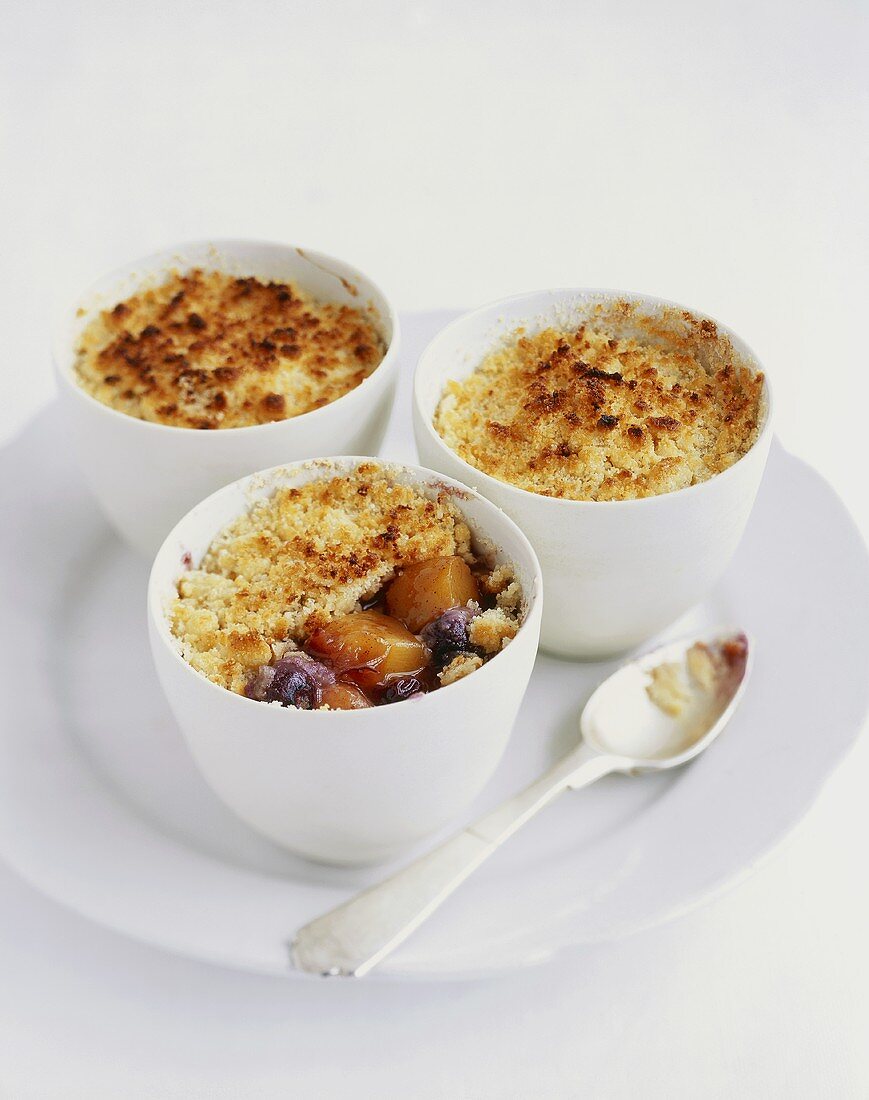 Peach and blueberry crumble with cinnamon