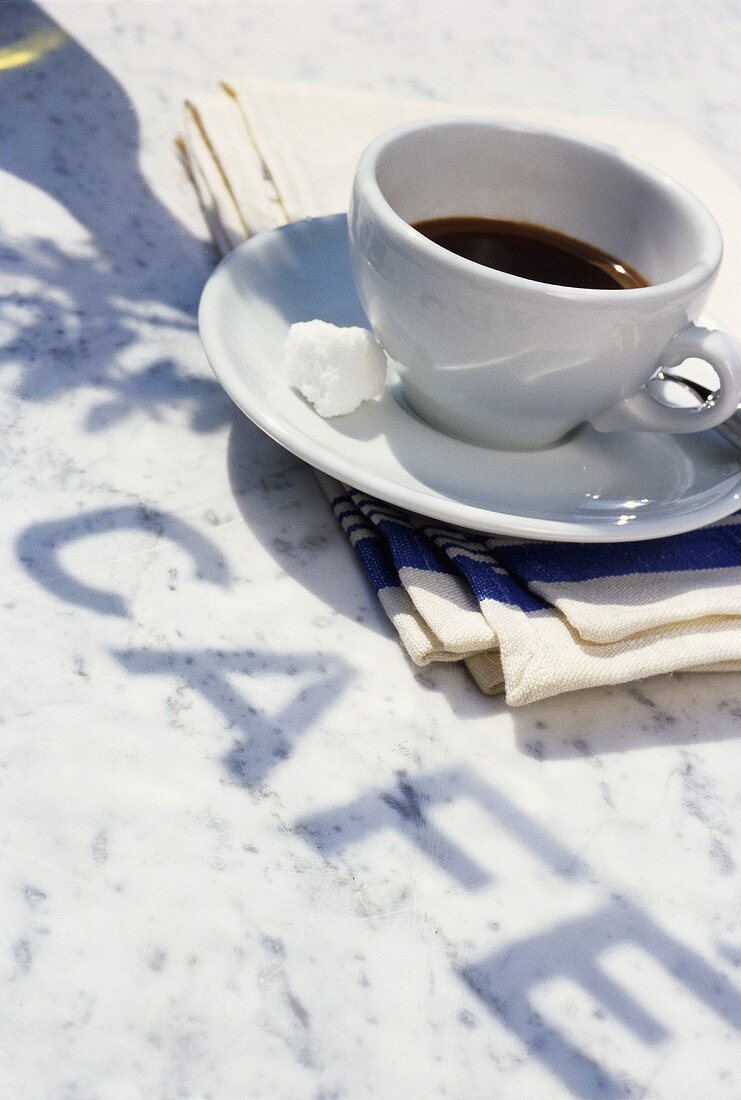 Eine Tasse Kaffee mit Schriftzug Café