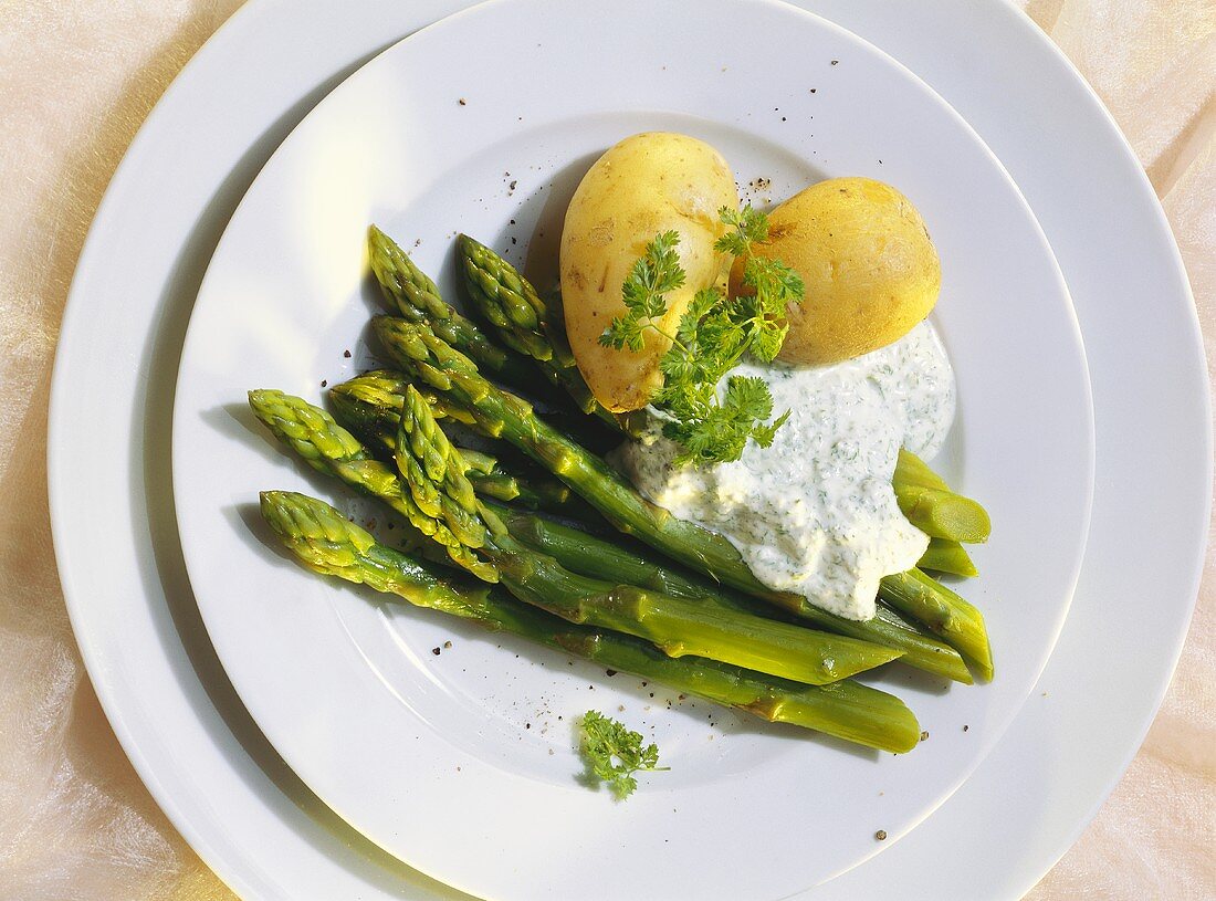 Spargel mit Kartoffeln und Kräutersauce