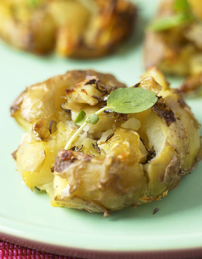 Crushed baked potato with herbs