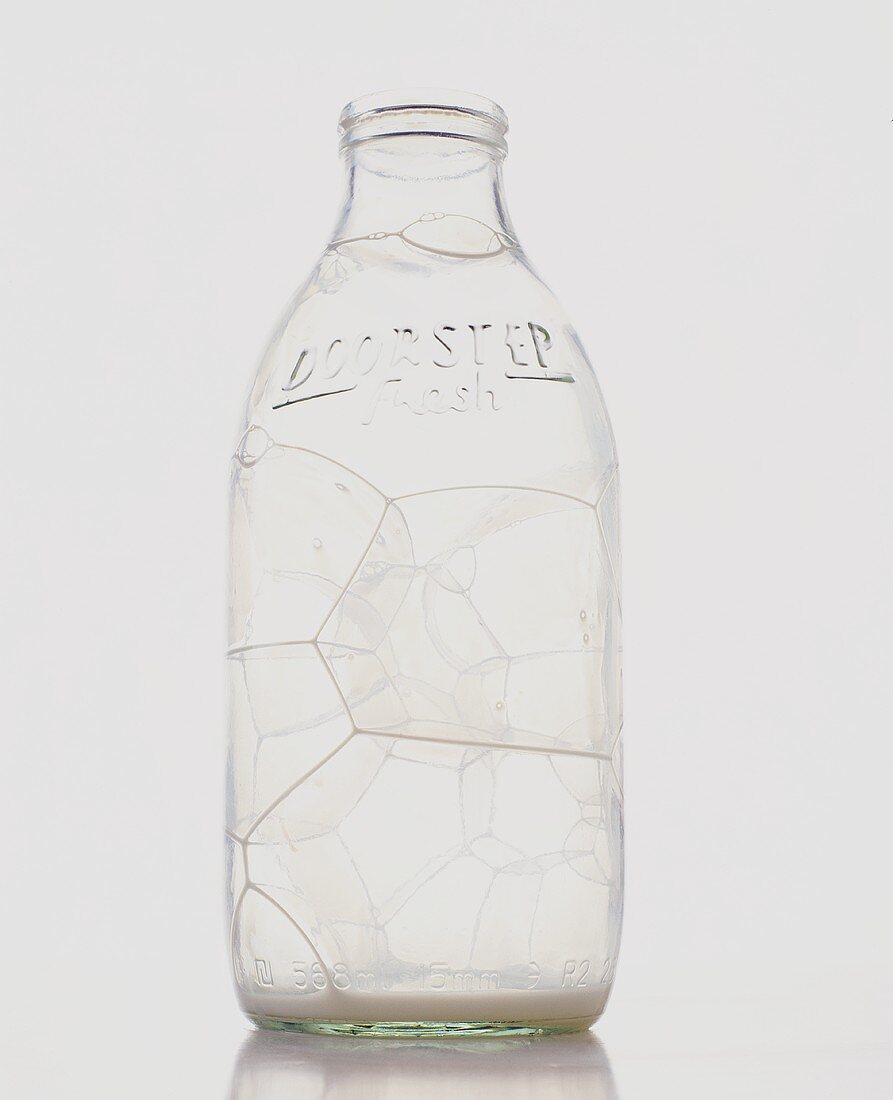 Eine leere Milchflasche mit Blasen