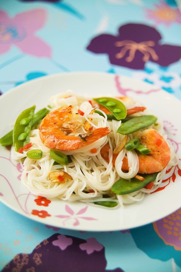 Rice noodles with shrimps and mangetout