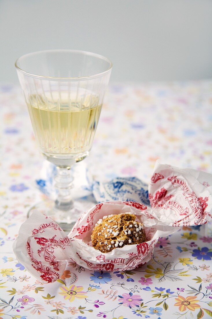 Ein Glas Weißwein mit Amaretti