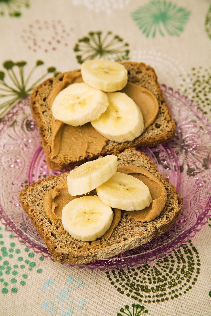 Rye bread topped with peanut butter and bananas