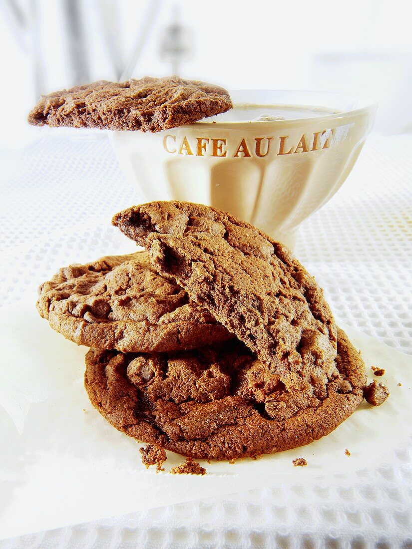 Chocolate chip cookies with milky coffee