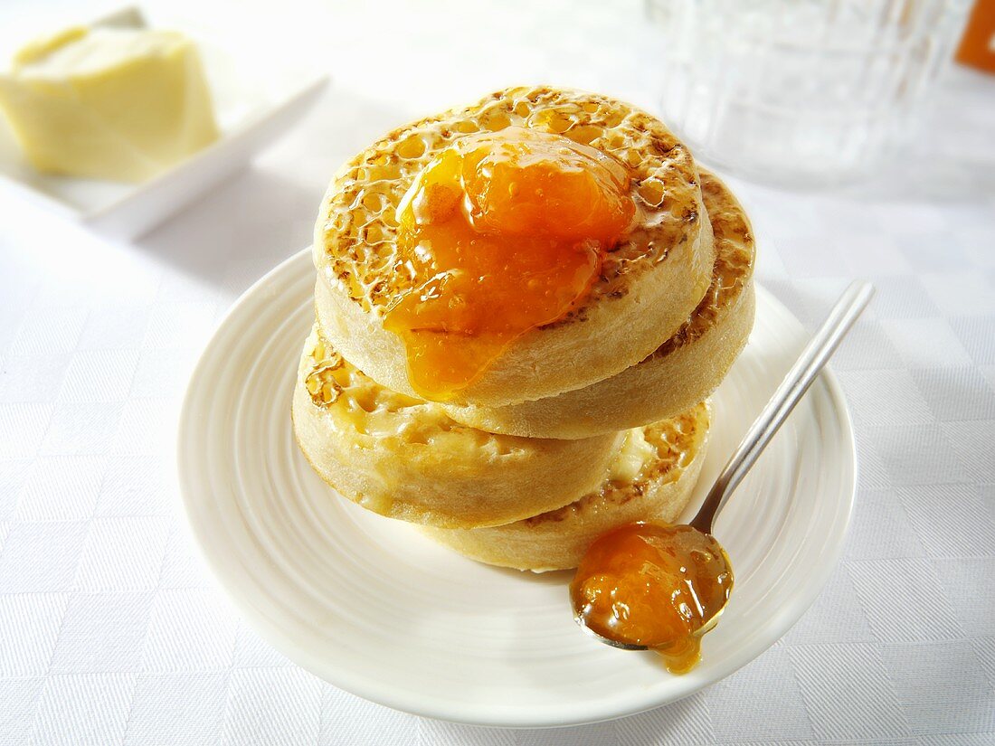 Crumpets mit Butter und Aprikosenmarmelade