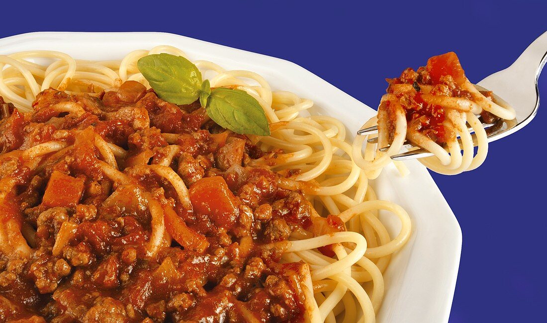 Spaghetti con ragù alla bolognese (Spaghetti with meat sauce)