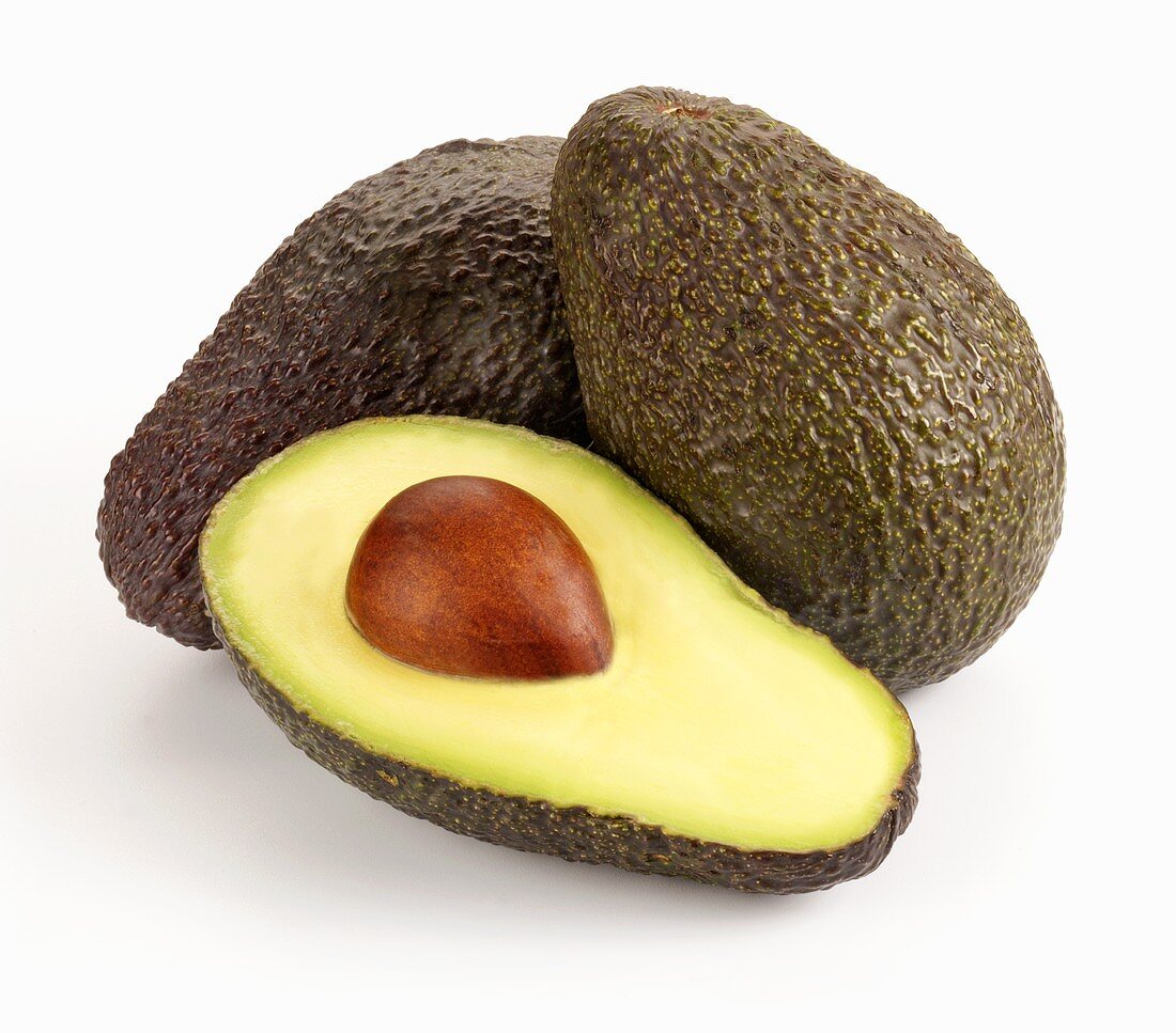 Zwei ganze und eine halbe Avocado