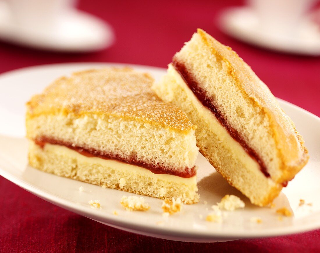 Zwei Stück Victoria Sponge Cake (Biskuitkuchen, England)