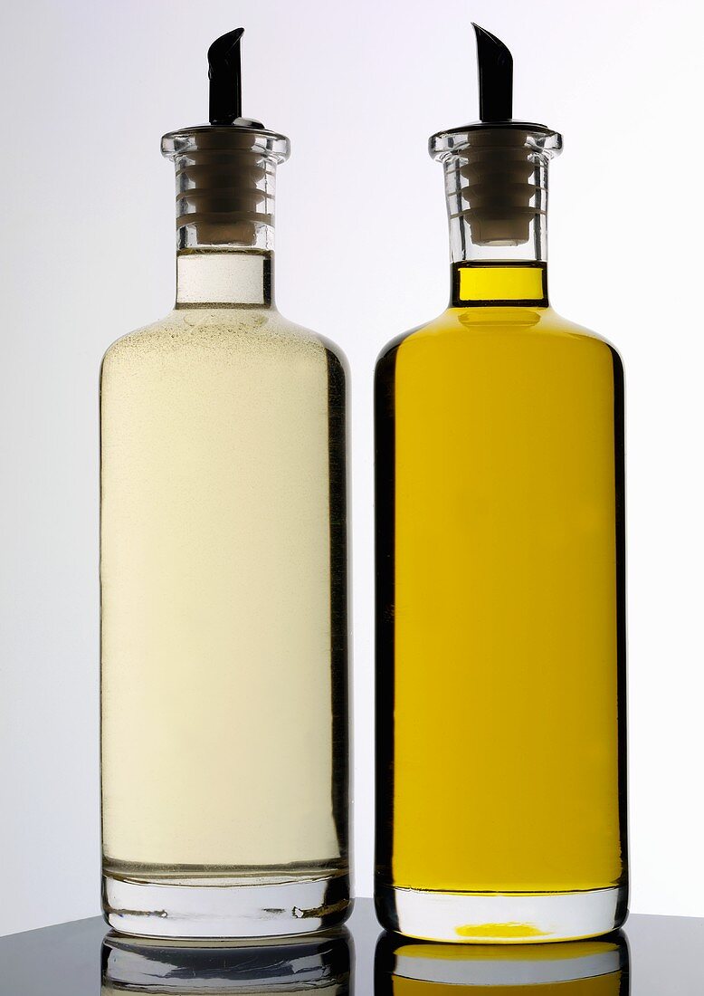 Weissweinessig und Öl in Flaschen