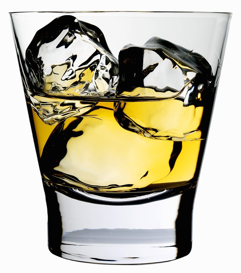 Ein Glas Whisky mit Eiswürfel