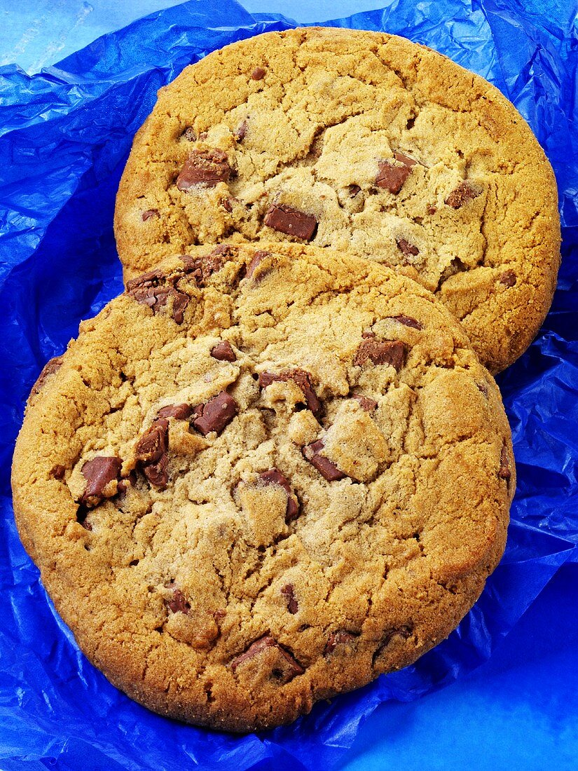 Zwei Chocolate Chip Cookies