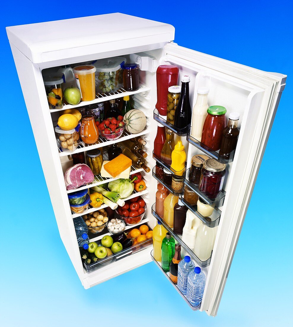Offener Kühlschrank voller Lebensmittel und Getränke