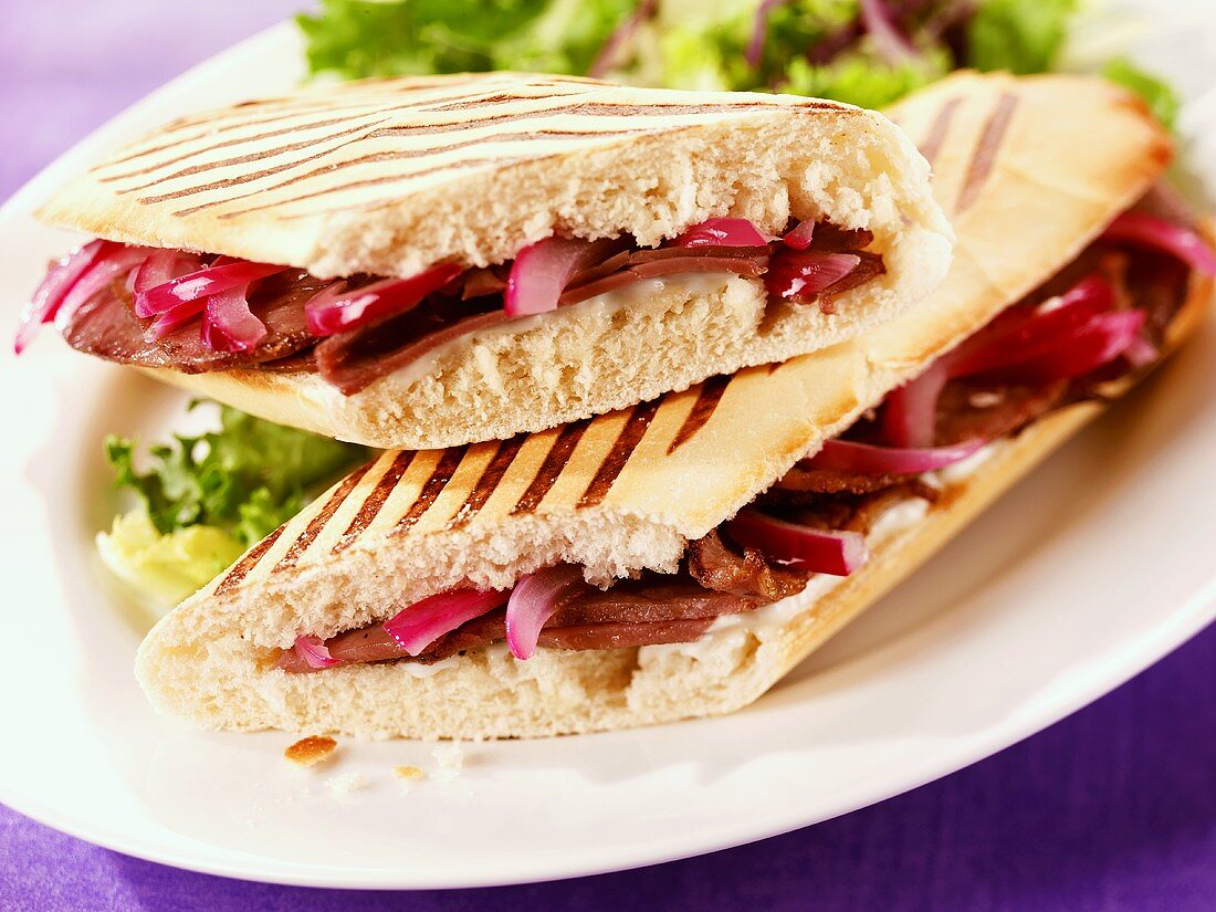 Panini mit Rindfleisch und roten Zwiebeln