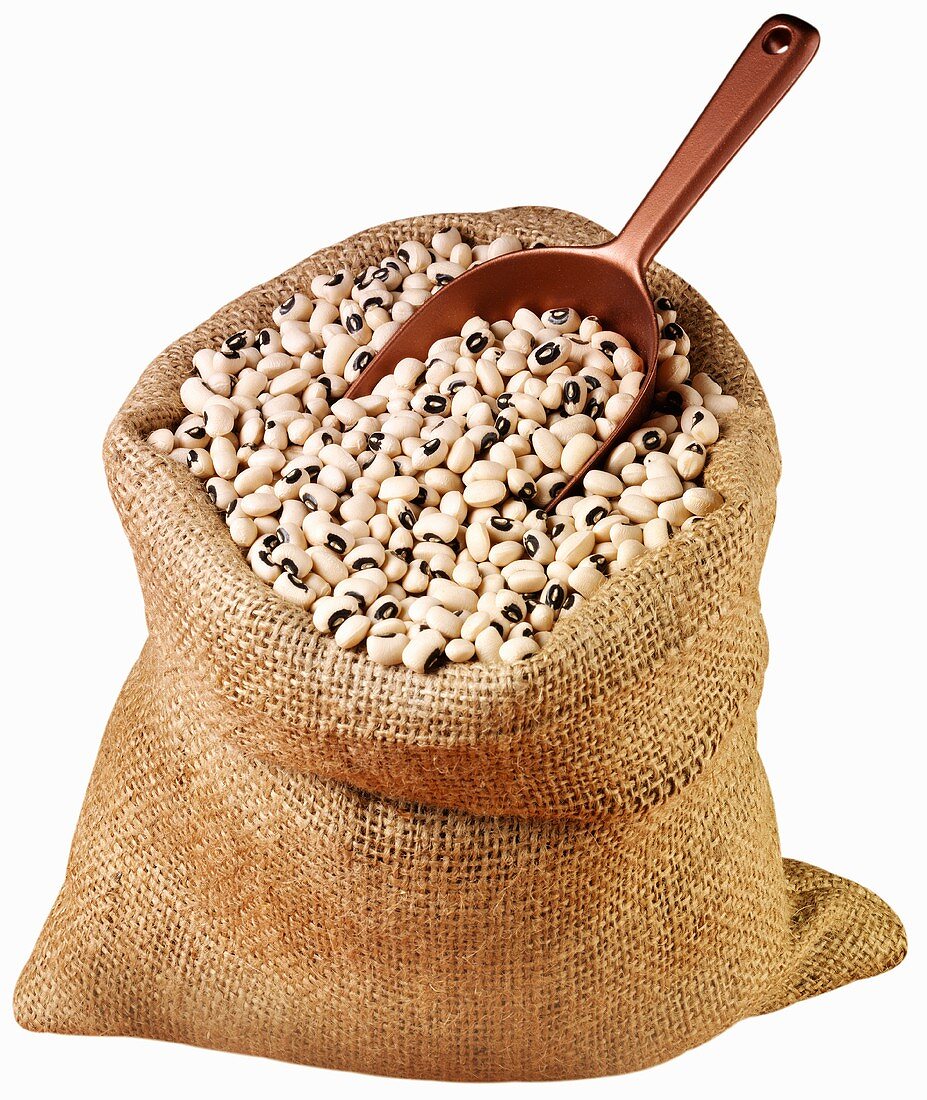 Black-eyed beans in jute sack with scoop