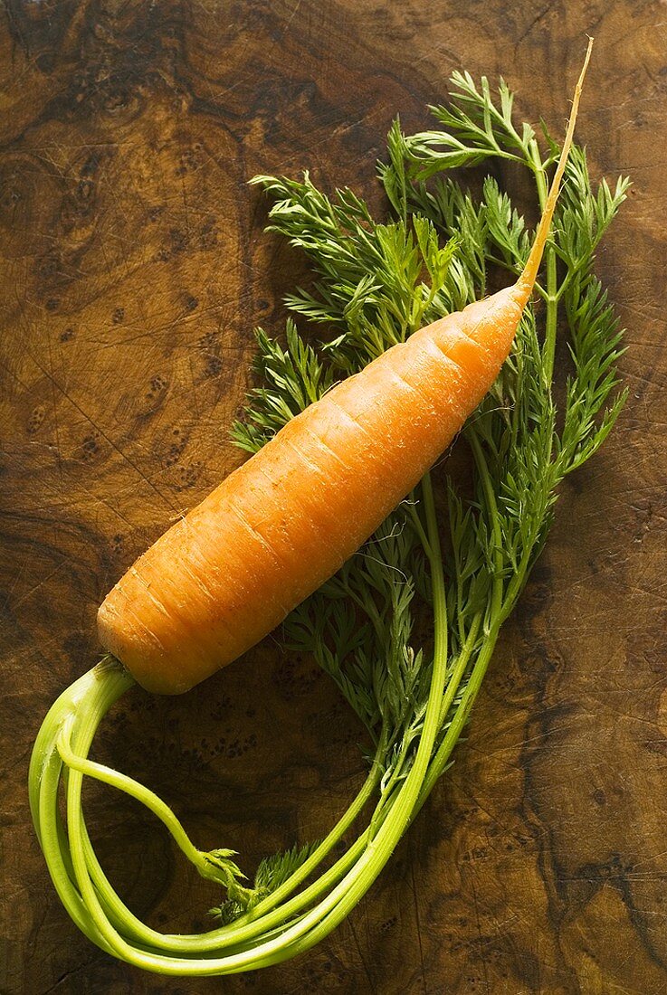 Eine Karotte mit Grün