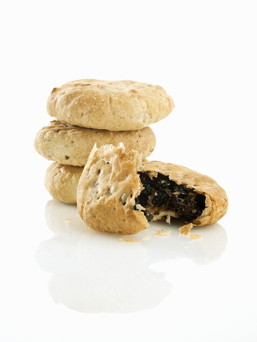 Eccles cakes (Round pastry cakes filled with currants, England)