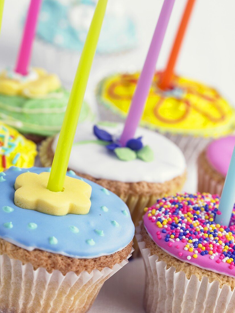 Bunt verzierte Cupcakes mit Kerzen