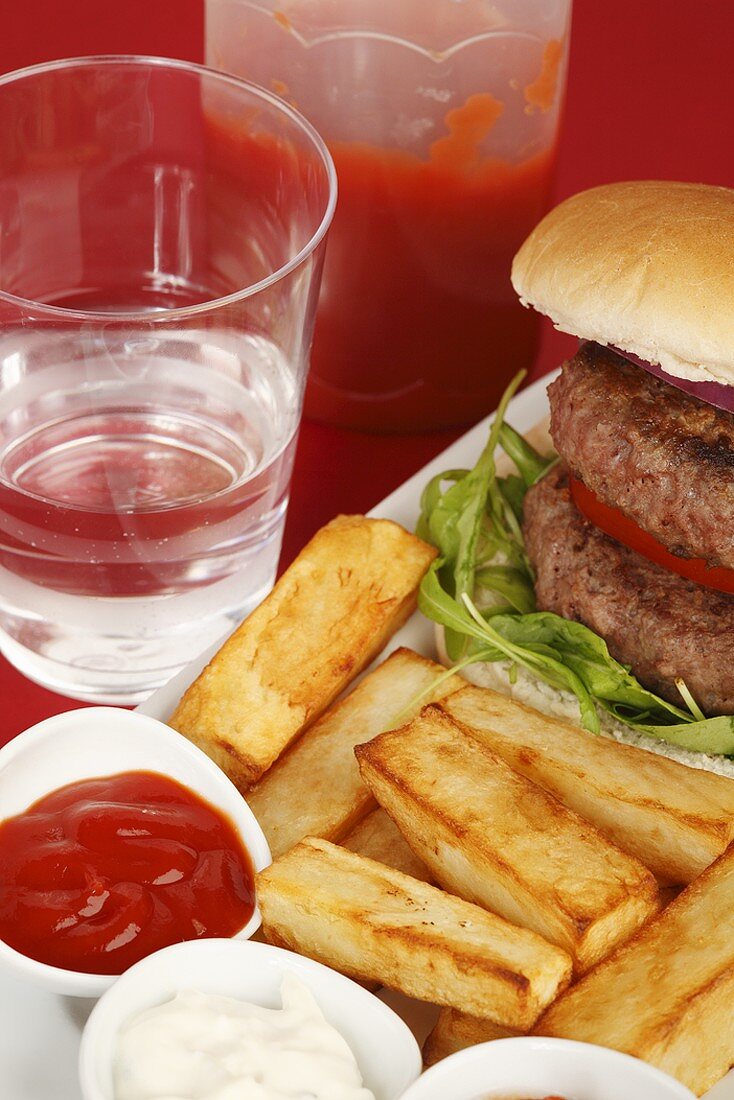 Doppelburger mit Pommes und Dips & ein Glas Wasser