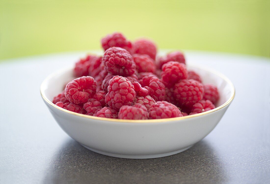 Frische Himbeeren in weißem Schälchen