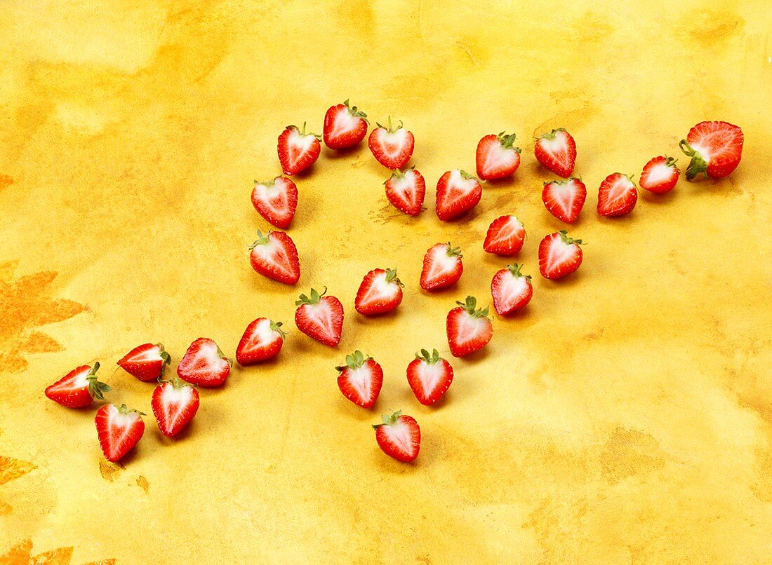 Herz mit Pfeil aus halbierten Erdbeeren